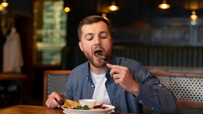 There are numerous benefits of eating slow. Slowing down your eating pace can shift your body into a 'rest and digest' state, the ideal condition for optimal digestion. (Freepik) There are numerous benefits of eating slow. Slowing down your eating pace can shift your body into a 'rest and digest' state, the ideal condition for optimal digestion. (Freepik)