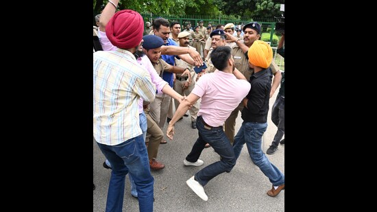 Police personnel detaining student protesters outside the vice-chancellor’s office on the Panjab University campus on Monday. (Ravi Kumar/HT)