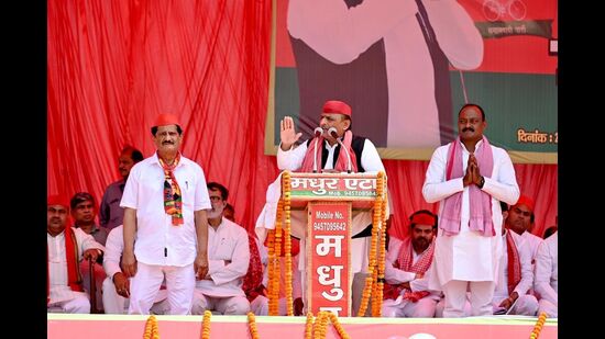 Samajwadi Party president Akhilesh Yadav addressing a public meeting in support of party candidate in Etah on Monday. (HT photo)