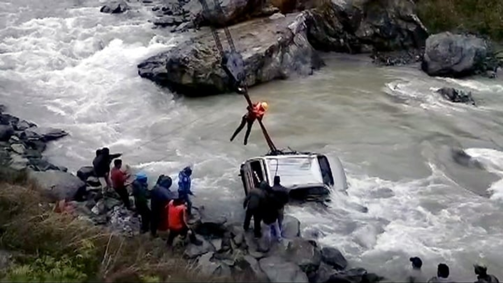 Kashmir rain: Schools, Jammu-Srinagar highway closed; more showers predicted - Vimarsana News