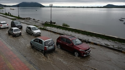 The meteorological department has forecast wet weather till Tuesday evening. (HT Photo/Waseem Andrabi)