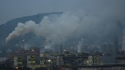 Mumbai, India - Sept. 19, 2020:High level of air pollution coming out from industries in Mahul, Chembur in Mumbai, India, on Monday, September 19, 2020. (Photo by Vijayanand Gupta/Hindustan Times) (Vijayanand Gupta/HT Photo) Mumbai, India - Sept. 19, 2020:High level of air pollution coming out from industries in Mahul, Chembur in Mumbai, India, on Monday, September 19, 2020. (Photo by Vijayanand Gupta/Hindustan Times) (Vijayanand Gupta/HT Photo)