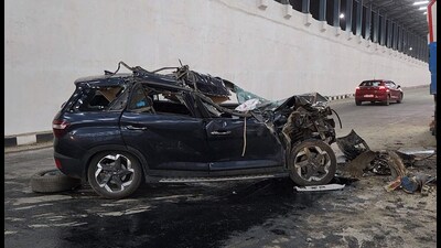 A SUV rammed into a road sweeping machine at Vatika Chowk underpass near Sector-70 in Gurugram. (Parveen Kumar/HT PHOTO) A SUV rammed into a road sweeping machine at Vatika Chowk underpass near Sector-70 in Gurugram. (Parveen Kumar/HT PHOTO)