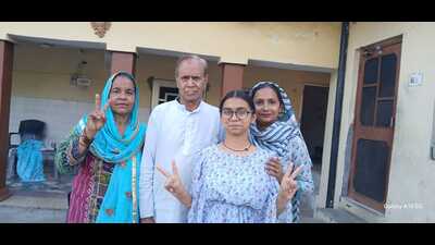 Aastha, 17, clinched the top spot in Mohali district and sixth in the state, scoring 495 out of 500 marks (99%) in the commerce stream. (HT Photo) Aastha, 17, clinched the top spot in Mohali district and sixth in the state, scoring 495 out of 500 marks (99%) in the commerce stream. (HT Photo)