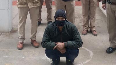 Alleged gangster and scrap dealer Ravi Kana in police custody. (HT Photo) Alleged gangster and scrap dealer Ravi Kana in police custody. (HT Photo)
