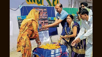 City residents pay tributes to the victims on Tuesday. (HT Photo) City residents pay tributes to the victims on Tuesday. (HT Photo)