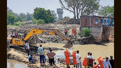 Even as men and machinery deployed by the National Highways Authority of India (NHAI) worked overtime to restore the 250-km-long Jammu-Srinagar national highway (NH44) on Tuesday, the death toll from rain-related incidents has gone up to five since Sunday across Jammu region. (GANI)