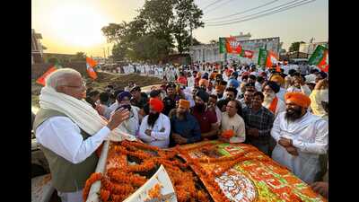 Khattar, standing in an open SUV and accompanied by MLA Harvinder Kalyan, district president Yogender Rana, party leader Sanjay Bathla and others, started the journey from Gangatehri Popra village. (HT Photo) Khattar, standing in an open SUV and accompanied by MLA Harvinder Kalyan, district president Yogender Rana, party leader Sanjay Bathla and others, started the journey from Gangatehri Popra village. (HT Photo)