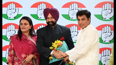 New Congress leader Devender Yadav (R) with newly joined party leader and former Punjab Police ADGP Gurinder Singh Dhillon and his wife at the AICC office, in New Delhi, on Tuesday. (Arvind Yadav/ HT Photo) New Congress leader Devender Yadav (R) with newly joined party leader and former Punjab Police ADGP Gurinder Singh Dhillon and his wife at the AICC office, in New Delhi, on Tuesday. (Arvind Yadav/ HT Photo)