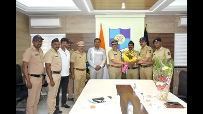 Police commissioner Amitesh Kumar awarded ₹1 lakh cash reward to the entire team for their commendable job. (HT PHOTO) Police commissioner Amitesh Kumar awarded ₹1 lakh cash reward to the entire team for their commendable job. (HT PHOTO)