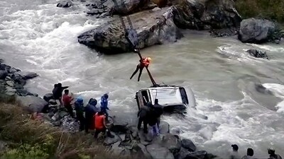 SDRF and police personnel take the vehicle out of water, in Sonmarg, Jammu and Kashmir. (ANI) SDRF and police personnel take the vehicle out of water, in Sonmarg, Jammu and Kashmir. (ANI)