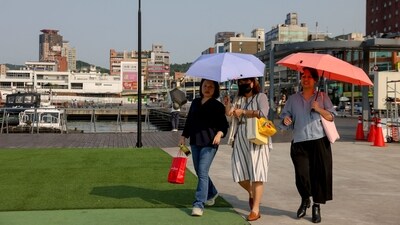 China lifts ban, allows tourists from Fujian province to visit Taiwan (Photo by I-Hwa CHENG / AFP) China lifts ban, allows tourists from Fujian province to visit Taiwan (Photo by I-Hwa CHENG / AFP)