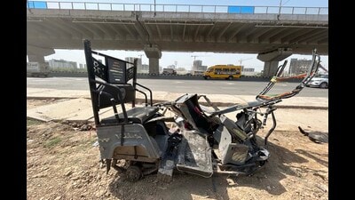 The mangled remains of the e-rickshaw after the accidentat Dwarka expressway near Sector-104. (Parveen Kumar/HT PHOTO) The mangled remains of the e-rickshaw after the accidentat Dwarka expressway near Sector-104. (Parveen Kumar/HT PHOTO)