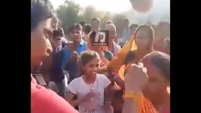 Bihar: Man applying sindoor to mother-in-law's hairline. (X/@NP_Hindi) Bihar: Man applying sindoor to mother-in-law's hairline. (X/@NP_Hindi)