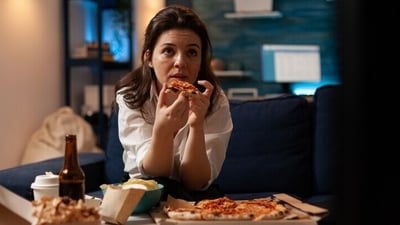 2. Close the kitchen after dinner: Once dinner is done, the kitchen is closed. This simple rule can help you avoid unnecessary snacking and keep the nighttime routine in check. (Freepik) 2. Close the kitchen after dinner: Once dinner is done, the kitchen is closed. This simple rule can help you avoid unnecessary snacking and keep the nighttime routine in check. (Freepik)