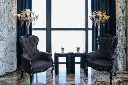 Giving out a rich sense of style and opulence is the Mob Wife home décor trend (Shutterstock)