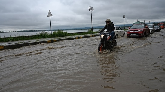While the Pohru Nallah in Kupwara district is under a danger warning, other water bodies in the valley, like the Jhelum river, are below the alert level.(HT Photo/Waseem Andrabi)