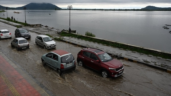The meteorological department has forecast wet weather till Tuesday evening.(HT Photo/Waseem Andrabi)