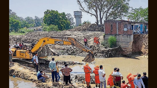 Even as men and machinery deployed by the National Highways Authority of India (NHAI) worked overtime to restore the 250-km-long Jammu-Srinagar national highway (NH44) on Tuesday, the death toll from rain-related incidents has gone up to five since Sunday across Jammu region. (GANI)