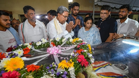 Karnataka Chief Minister Siddaramaiah and Dy CM DK Shivakumar pay last respects to Chamarajanagar MP V Srinivas Prasad who passed away, in Mysuru on Monday. (PTI)