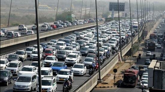 Traffic in western parts of the city, which is already contending with traffic jams due to construction of a subway and flyover and underground cabling work on the Ring Road near Bharat Darshan Park in Punjabi Bagh, is set to be hit. (HT Archive)