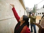 An enumerator staff marks a house during a caste-based census in Bihar in 2023. (HT Photo) An enumerator staff marks a house during a caste-based census in Bihar in 2023. (HT Photo)