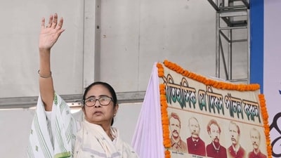 Chief minister of West Bengal, Mamata Banerjee waves hand towards TMC supporters. (HT photo) Chief minister of West Bengal, Mamata Banerjee waves hand towards TMC supporters. (HT photo)