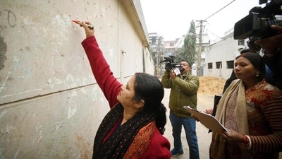 An enumerator staff marks a house during a caste-based census in Bihar in 2023. (HT Photo) An enumerator staff marks a house during a caste-based census in Bihar in 2023. (HT Photo)