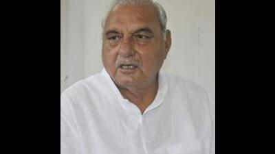Former Haryana chief minister Bhupinder Singh Hooda says there is a direct contest between the Congress and the BJP, while rest of the parties are merely vote-cutters. (HT File)