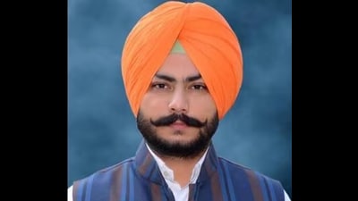 Former MLA Dalvir Singh Goldy, who quit the Congress on Tuesday, was welcomed into the Aam Aadmi Party by chief minister Bhagwant Mann in Chandigarh on Wednesday. (HT file photo)