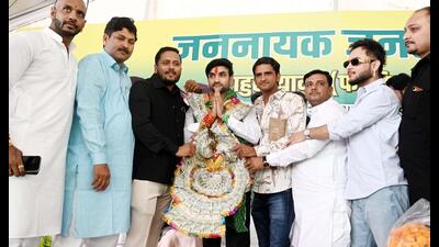 Jannayak Janta Party’s (JJP) Gurgaon Lok Sabha constituency candidate, rapper Rahul Yadav ‘Fazilpuria’ during a rally before filing his nomination at Civil Lines near Mor Chowk in Gurugram on Wednesday. (Parveen Kumar/HT PHOTO.) Jannayak Janta Party’s (JJP) Gurgaon Lok Sabha constituency candidate, rapper Rahul Yadav ‘Fazilpuria’ during a rally before filing his nomination at Civil Lines near Mor Chowk in Gurugram on Wednesday. (Parveen Kumar/HT PHOTO.)