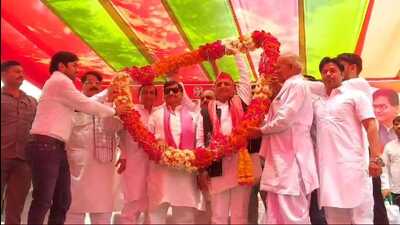 Samajwadi Party president Akhilesh Yadav and his uncle Shivpal Yadav at Jaswant Nagar on Wednesday. (HT Photo) Samajwadi Party president Akhilesh Yadav and his uncle Shivpal Yadav at Jaswant Nagar on Wednesday. (HT Photo)