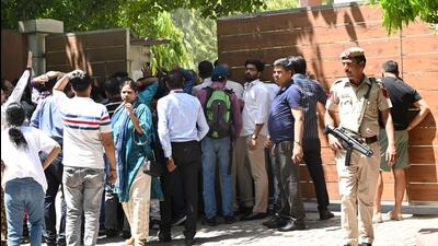 Sardar Patel Vidyalaya evacuates its students in New Delhi on Wednesday. (Arvind Yadav/HT Photo)