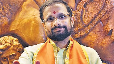 Thane, India - May ,01, 2024: The Lok Sabha candidature of ShivSena Shinde faction of Thane was finally announced On wednesday after a long wait Naresh Mhaske has been nominated for Thane Lok Sabha Constituency and at Thane Tembhi Naka Shiv Sena shakha Naresh Mhaske is seen at Thane Tembhi Naka ShivSena shakha to greet late Anand Dighe and on this occasion ShivSena Shinde group shivsainik congratulated to Naresh Mhaske ,in Thane, in Mumbai, India, on, Wednesday, May,01, 2024. ( Praful Gangurde / HT Photo ) Thane, India - May ,01, 2024: The Lok Sabha candidature of ShivSena Shinde faction of Thane was finally announced On wednesday after a long wait Naresh Mhaske has been nominated for Thane Lok Sabha Constituency and at Thane Tembhi Naka Shiv Sena shakha Naresh Mhaske is seen at Thane Tembhi Naka ShivSena shakha to greet late Anand Dighe and on this occasion ShivSena Shinde group shivsainik congratulated to Naresh Mhaske ,in Thane, in Mumbai, India, on, Wednesday, May,01, 2024. ( Praful Gangurde / HT Photo )
