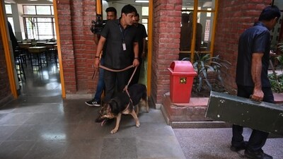 After receiving a threat, a police team searches Delhi Public School in Noida Sector 30 on Wednesday. (Sunil Ghosh/HT) After receiving a threat, a police team searches Delhi Public School in Noida Sector 30 on Wednesday. (Sunil Ghosh/HT)