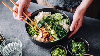 Instead of grazing throughout the day, we should eat regular meals. This helps the gut to function optimally. (Unsplash) Instead of grazing throughout the day, we should eat regular meals. This helps the gut to function optimally. (Unsplash)