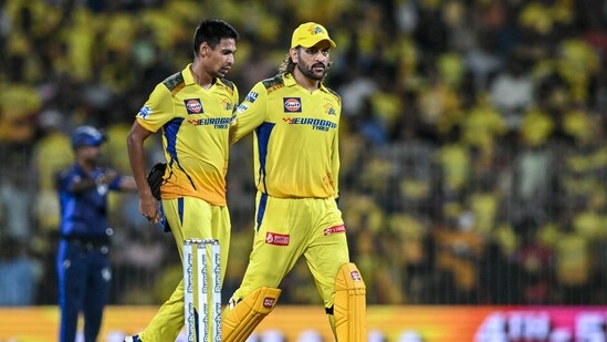 Chennai Super Kings' MS Dhoni talks with his teammate Mustafizur Rahman (L) (AFP)