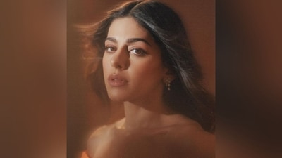 With the help of make-up artist Reshmaa Merchant, Alaya got decked up in nude eyeshadow, mascara-covered lashes, darkened brows, winged eyeliner, contoured cheekbones, luminous highlighter, rosy cheeks and a shade of glossy nude lipstick. (Instagram/@alayaf) With the help of make-up artist Reshmaa Merchant, Alaya got decked up in nude eyeshadow, mascara-covered lashes, darkened brows, winged eyeliner, contoured cheekbones, luminous highlighter, rosy cheeks and a shade of glossy nude lipstick. (Instagram/@alayaf)