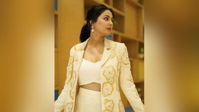 Assisted by hairstylist Siddhi Veshvikar, Hina styled her luscious locks into soft curls and tied them into a centre-part low ponytail, which perfectly complemented her stunning look. (Instagram/@realhinakhan) Assisted by hairstylist Siddhi Veshvikar, Hina styled her luscious locks into soft curls and tied them into a centre-part low ponytail, which perfectly complemented her stunning look. (Instagram/@realhinakhan)