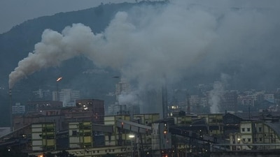 Polluting fumes emitted by industries in Mahul, Chembur. (Photo by Vijayanand Gupta/Hindustan Times) (Vijayanand Gupta/HT Photo) Polluting fumes emitted by industries in Mahul, Chembur. (Photo by Vijayanand Gupta/Hindustan Times) (Vijayanand Gupta/HT Photo)