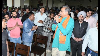 BJP candidate Sanjay Tandon interacting with IT professionals in Chandigarh on Thursday. (HT photo) BJP candidate Sanjay Tandon interacting with IT professionals in Chandigarh on Thursday. (HT photo)