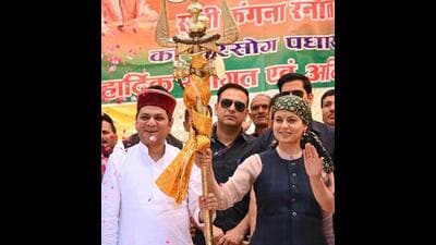 BJP candidate from Mandi during election campaign in Karsog district on Thursday. (Birbal Sharma/HT)