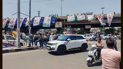 Banners and posters of Congress candidate Amarinder Singh Raja Warring on the national highway near Samrala Chowk. (HT Photo) Banners and posters of Congress candidate Amarinder Singh Raja Warring on the national highway near Samrala Chowk. (HT Photo)