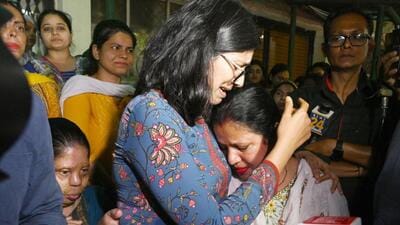 Former DCW chairperson Swati Maliwal consoles a contractual worker who was dismissed. (Arvind Yadav/HT Photo) Former DCW chairperson Swati Maliwal consoles a contractual worker who was dismissed. (Arvind Yadav/HT Photo)