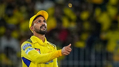 Chennai Super Kings' captain Ruturaj Gaikwad and Punjab Kings' skipper Sam Curran during the toss. (PTI)