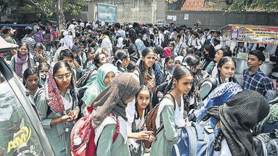The threat hoax only marginally impacted attendence at schools and in fact remained robust in most , and Thursday saw a sea of students on Delhi roads, as usual. (Raj K Raj/HT Photo) The threat hoax only marginally impacted attendence at schools and in fact remained robust in most , and Thursday saw a sea of students on Delhi roads, as usual. (Raj K Raj/HT Photo)