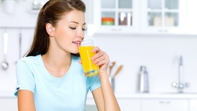 Weight gain: This often leads to overeating and potential weight gain. Instead, stick to whole fruits to benefit from all their nutritional advantages, including fibre that keeps you satisfied and regulates digestion.&nbsp; (Freepik)