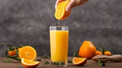No fibre: Fresh-squeezed juice contains as much sugar as store-bought varieties and lacks the essential fibre that whole fruits offer. This missing fibre is crucial for slowing sugar absorption and aiding digestion. &nbsp; (Freepik)