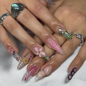 Adorn the nails with stick-on stones, pearls and hearts (Nail design by nailedxmelenie) (Instagram) Adorn the nails with stick-on stones, pearls and hearts (Nail design by nailedxmelenie) (Instagram)