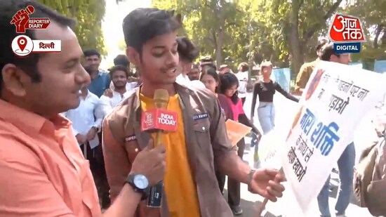 Aaj Tak reporter in conversation with a student at the protest.